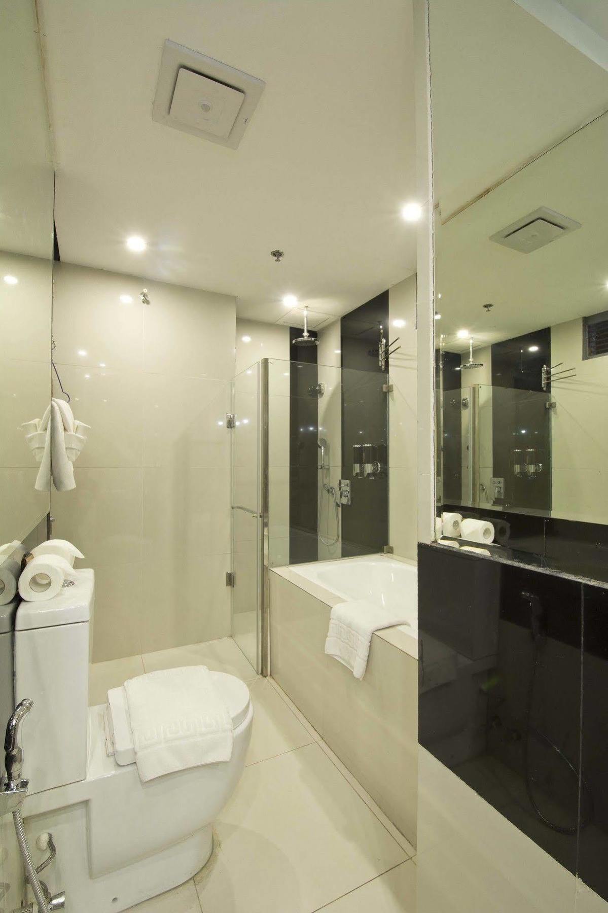 Hive Hotel Quezon City Exterior photo