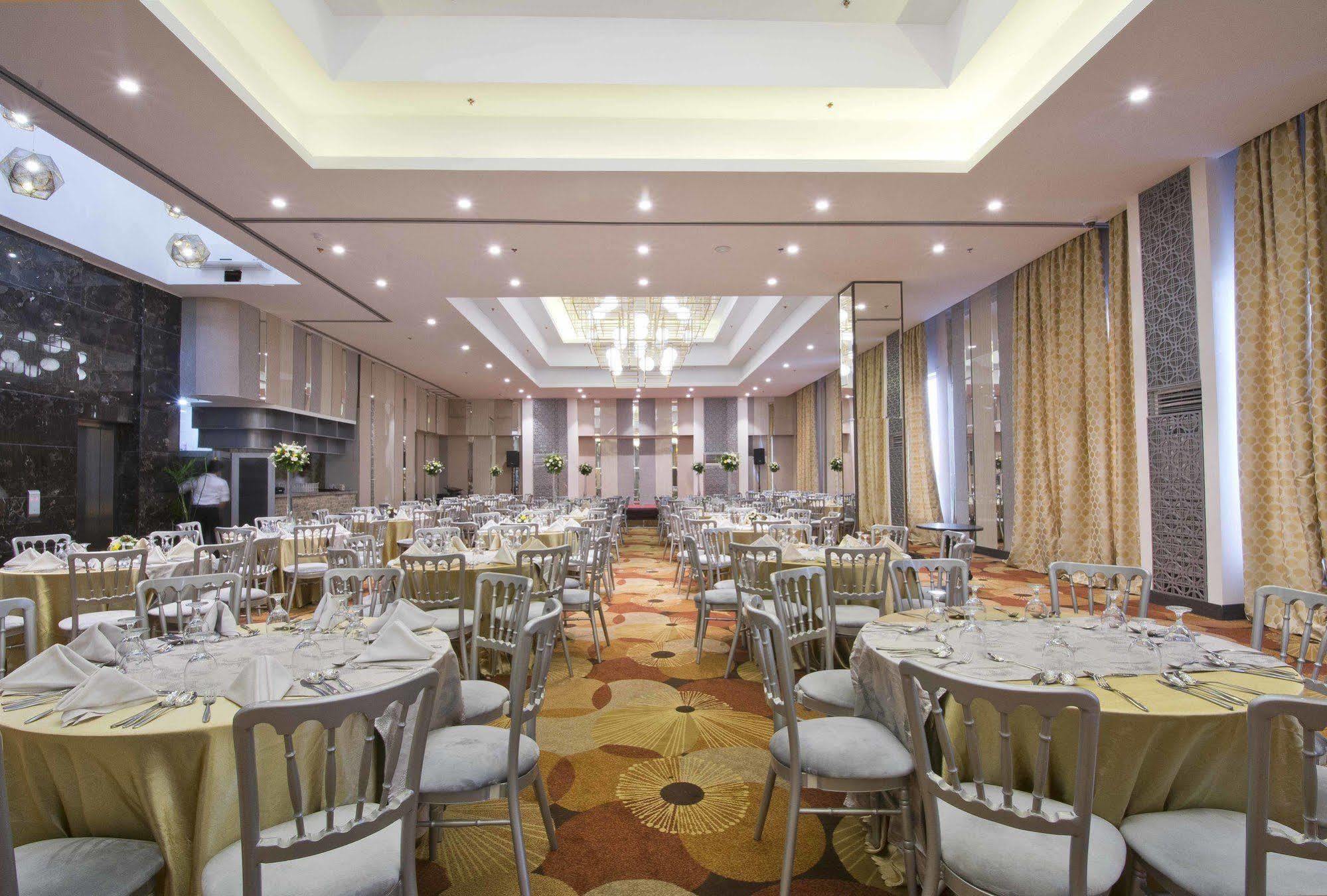 Hive Hotel Quezon City Exterior photo