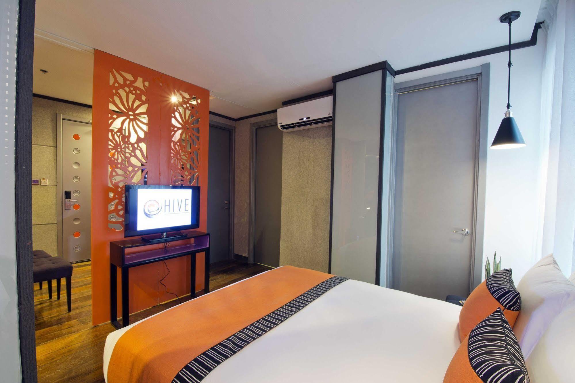Hive Hotel Quezon City Exterior photo