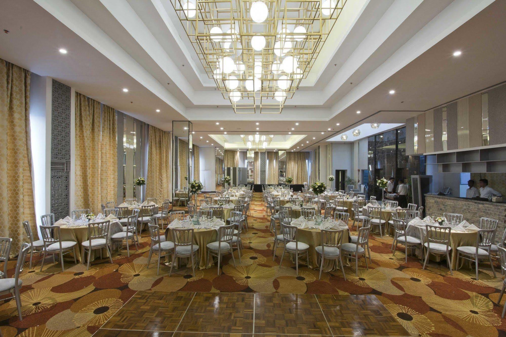 Hive Hotel Quezon City Exterior photo